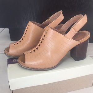Clarks Tan Leather Block Heel Sandal sz 9
